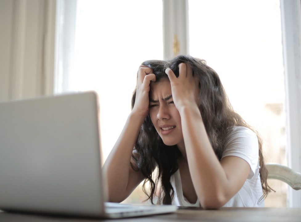 Zestresowana kobieta przed komputerem