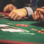 Kilka osób uzależnionych od hazardu siedzi w kasynie