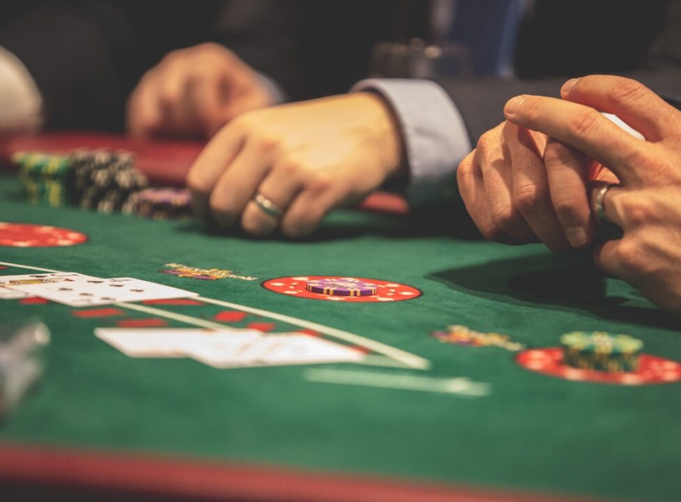 Kilka osób uzależnionych od hazardu siedzi w kasynie
